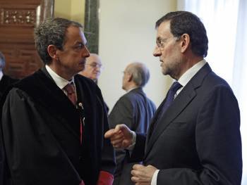 El jefe del Ejecutivo, Mariano Rajoy conversa con Zapatero, consejero vitalicio del Consejo de Estado. (Foto: ÁNGEL DÍAZ)