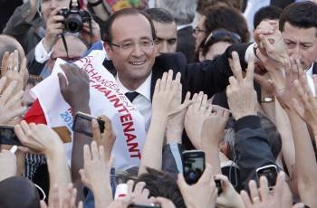 Francois Hollande saluda a sus seguidores durante el acto electoral celebrado ayer en Toulouse. (Foto: G. HORCAJUELO)