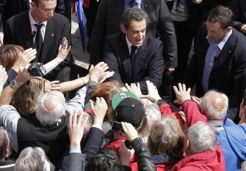 Nicolas Sarkozy saluda a sus simpatizantes tras un mitin electoral en Les Sables d'Olonne en Francia. (Foto: MICHEL EULER)