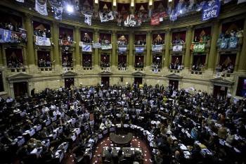 Diputados argentinos celebran la aprobación definitiva de la expropiación de YPF a Repsol. (Foto: IVÁN FERNÁNDEZ)