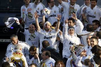 Los jugadores del Madrid, el jueves durante la celebración. (Foto: ÁNGEL DÍAZ)