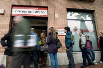 Un grupo de personas hace cola ante una Oficina de Empleo, en Madrid.