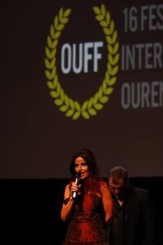 A concelleira Isabel Pérez na gala do XVI OUFF, co logotipo ó fondo. (Foto: X. FARIÑAS)