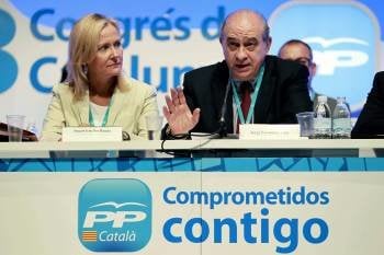 Angels Esteller, vicesecretaria del PP catalán, y Fernandez Díaz, ayer en el Congreso de los 'populares' de Cataluña.