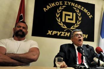 El líder del partido neonazi Amanecer Dorado, Mikos Michaloliakos (d.), que logró 21 escaños. (Foto: STR)