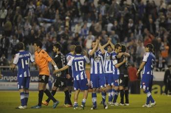 Jugadores del Deportivo y el Valladolid, al finalizar el partido. (Foto: JAVIER ALBORES)
