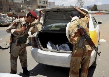  Unos soldados inspeccionan el maletero de un coche en Saná. EFE/Yahya Arhab