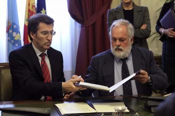 Alberto Núñez Feijoo y Miguel Arias Cañete. EFE/Kiko Huesca.