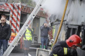 Un hombre se echa las manos a la cabeza mientras observa la magnitud del incendio. (Foto: MARTIÑO PINAL)