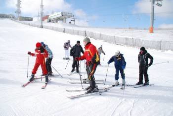 Visitantes de la estación de montaña de Manzaneda disfrutan en las últimas nevadas. (Foto: LUIS BLANCO)
