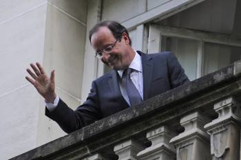 El presidente electo François Hollande saluda a sus seguidores desde la sede socialista en París. (Foto: IAN LANGSDON )