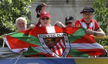 Seguidores del Athletic de Bilbao ondean una bandera del equipo en un autobús turístico de la ciudad en Bucarest, Rumania (Foto: EFE)