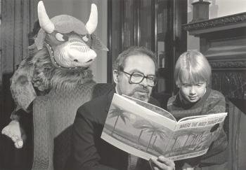 Imagen facilitada por el museo y biblioteca de Rosenbach que muestra al autor de literatura infantil estadounidense Maurice Sendak (C) leyendo su obra más conocida 'Donde viven los monstruos' (Foto: EFE)