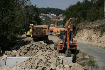 Obras en la carretera que une Boborás con Beariz y Pontevedra. (Foto: MARTIÑO PINAL)
