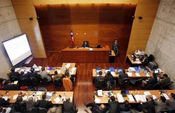 Vista general de la sala del VII Juzgado de Garantía en Santiago de Chile, donde se adelanta el juicio contra ocho personas por la fallida alerta de tsunami.EFE/Felipe Trueba