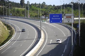 Coches circulando por el tramo libre de peaje entre Ourense y Santiago. (Foto: MARTIÑO PINAL)