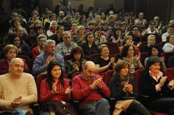 A la izquierda, los asistentes aplauden durante la conferencia. A la derecha, Bernabé Tierno,  acompañado por Pilar Caride y Argimiro Marnotes. 