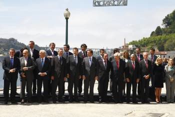 La foto de familia de los participants en la cumbre, con los presidentes de España y Portugal junto a los ministros de ambos países. (Foto:  J.V. LANDÍN)
