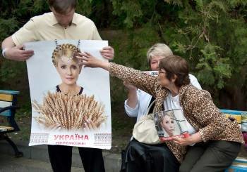 Seguidores de Timoshenko, con carteles con la imagen de la líder ucraniana, ayer ante el hospital. (Foto: A. SVETLOV)