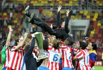 Los jugadores del Atlético de Madrid mantean al entrenador argentino Diego Simeone. (Foto: LUIS TEJIDO)