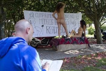  Los modelos de la escuela de Bellas Artes de Pontevedra se han manifestado esta mañana posando desnudos ante una improvisada clase en los jardines del Alameda de Pontevedra .