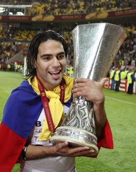 El jugador colombiano del Atlético de Madrid, Radamel Falcao, celebra el título de campeones de la Liga Europa