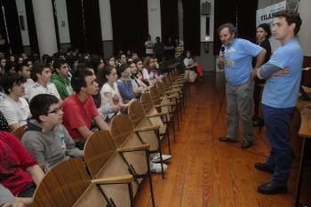 Os alumnos de Carmelitas atenderon ás explicacións do director e protagonistas do filme Vilamor.  (Foto: MIGUEL ÁNGEL)