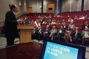 O reitor da Universidade de Vigo, Salustiano Mato, explicou onte no Campus de Ourense as liñas de orientación do Campus da Auga. (Foto: MARCOS ATRIO)