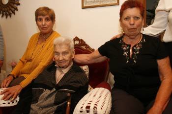 Emilia Carril, entre sus hijas Ramona e Inés,  en uno de sus últimos cumpleaños en Proente. (Foto: MIGUEL ÁNGEL)
