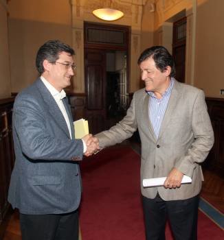 El candidato socialista Javier Fernández y el diputado de  UPyD Ignacio Prendes. (Foto: J.L CEREIJIDO)