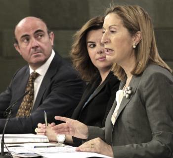 La ministra de Fomento, Ana Pastor, tras el Consejo de Ministros. (Foto: BARRENECHEA)
