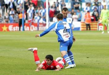 El delantero del Celta Toni, por los suelos en la victoria en el campo del Sabadell. (Foto: ATLÁNTICO)