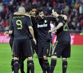 Los jugadores del Madrid celebran el triunfo en Granada. (Foto: M.A. MOLINA)