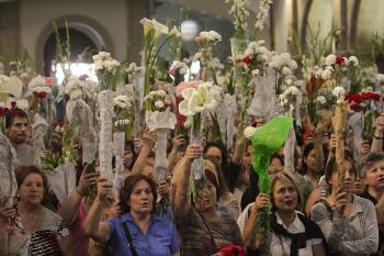 Centenares de madres de familia acudieron a la ofrenda floral en el santuario de Fátima. (Foto: MIGUEL ÁNGEL)