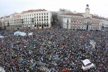 Vista general de la puerta del Sol de Madrid, donde concluyeron las cuatro marchas de la capital. (Foto: ALBERTO MARTÍN)