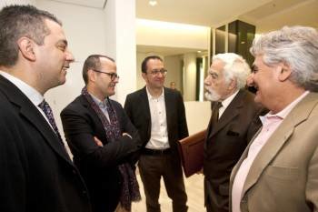 O conselleuiro fala co intelectual Basilio Losada, en Santiago. (Foto: O. CORRAL)