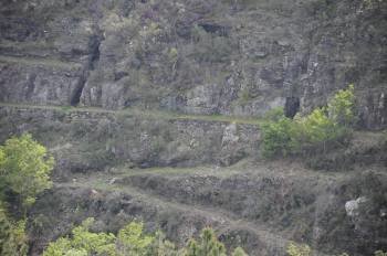 A la derecha, la entrada de una de las minas de oro del municipio de Boborás. (Foto: MARTIÑO PINAL)