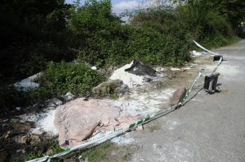 Os residuos están a beira dun acceso e a 60 metros do río Carrás. (Foto: M.P.)