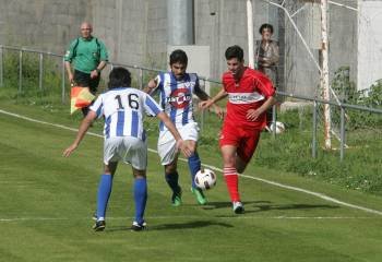 Tavi, jugador del Celanova, persigue a un jugador del Gran Peña. (Foto: MARCOS ATRIO)