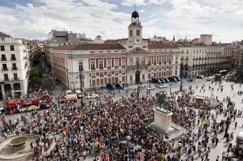 Aspecto que presentaba a media tarde de ayer la concentración en la Puerta del Sol.  (Foto: LUCA PIERGIOVANI)
