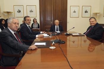 El presidente griego Karolos Papoulias (2-dcha) se reúne con tres líderes políticos: Antonis Samaras (2-izq), de Nueva Democracia; Fotis Kouvelis (izq), de Izquierda Democrática y Evangelos Venizelos (dcha), del PASOK, en Atenas (Foto: EFE)