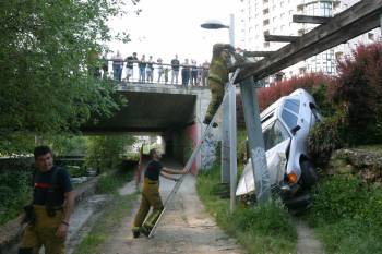 En la imagen, el coche accidentado cerca del Barbaña, en las cercanías de la Avenida do Regato (Foto: JOSÉ PAZ)