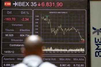 Un hombre observa el gráfico del IBEX 35 en la Bolsa de Madrid. (Foto: FERNANDO ALVARADO)