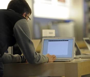 Un hombre realiza una consulta en internet a través de su ordenador personal. (Foto: ARCHIVO)