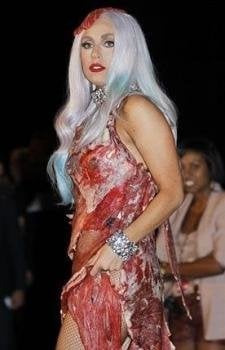 Lady Gaga con un vestido de carne cruda. Foto: EFE/ARCHIVO