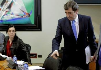  El Valedor do Pobo, Benigno López, junto a la presidenta del parlamento, Pilar Rojo (Foto: EFE)