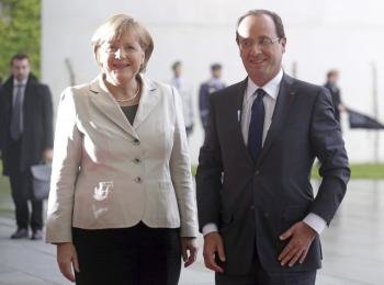  La canciller alemana, Angela Merkel (i), recibe al presidente de Francia, Fraçois Hollande (d), en la Cancillería federal, en Berlín, Alemania. EFE