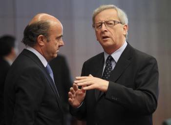 Luis de Guindos conversa con el presidente del Eurogrupo y primer ministro luxemburgués, Jean-Claude Juncker (d), en Bruselas.  (Foto: OLIVIER HOSLET)