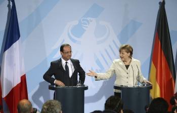El presidente francés, François Hollande, y la canciller alemana, Angela Merkel. (Foto: RAINER JENSEN)