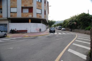 Los vecinos de la calle Ramón y Cajal reclaman medidas para evitar el exceso de velocidad. (Foto: LUIS BLANCO)